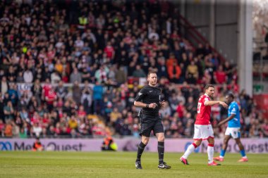 Hakem Simon Mather, Wrexham - Stockport County maçı sırasında Wrexham - SToK Cae Ras, Wrexham, Birleşik Krallık, 22 Mart 2025