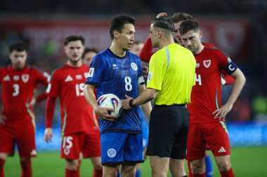 Kazakistan 'dan Tagybergen ve Hakem Donatas Rumas' a, FIFA Dünya Kupası elemeleri grubu J 'nin Galler' e karşı Kazakistan maçı sırasında Cardiff City Stadyumu, Cardiff, Birleşik Krallık, 22 Mart 2025