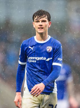 Chesterfield takımından Jensen Metcalf, 22 Mart 2025 tarihinde Chesterfield-Harrogate Town maçında SMH Group Stadiumact Stadyumu 'nda karşı karşıya geldi.