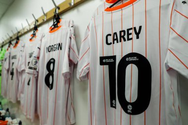 Blackpool 'dan Sonny Carey' nin gömleği 22 Mart 2025 'te İngiltere' nin Sixfields Stadyumu 'nda oynanan Sky Bet 1 maçı öncesinde soyunma odasında sergilenmektedir.