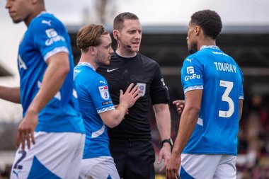 Hakem Simon Mather, Wrexham 'a 22 Mart 2025 tarihinde SToK Cae Ras, Wrexham, Birleşik Krallık' ta oynanan Wrexham - Stockport County maçında ilk yarıda penaltı hakkı verdikten sonra Stockport County oyuncularına konuştu.