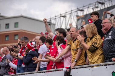 Wrexham taraftarları Jay Rodriguez 'in açılış golünü 22 Mart 2025' te SToK Cae Ras, Wrexham, İngiltere 'de oynanan Wrexham - Stockport County maçında kutladılar.