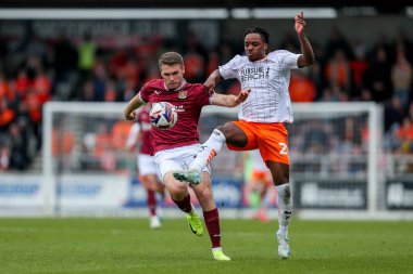 Northampton Town 'dan Max Dyche, 21 Mart 2025 tarihinde İngiltere' nin Northampton Stadyumu 'nda oynanan Sky Bet 1 maçı sırasında Blackpool' dan Niall Ennis ile top mücadelesi veriyor.