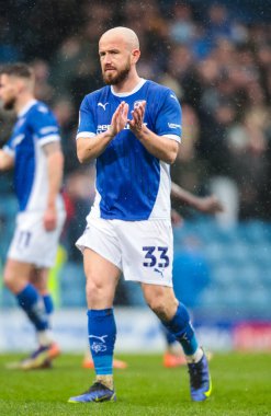 Chesterfield 'den Paddy Madden, 22 Mart 2025 tarihinde İngiltere' nin Chesterfield kentindeki SMH Group Stadiumact Stadyumu 'nda oynanan Sky Bet 2 karşılaşmasında taraftarları alkışlıyor.