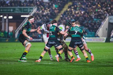 Harry Wells, Gallagher Premiership maçında Cameron Henderson ve Handre Pollard 'ın desteğiyle Franklin' s Gardens, Northampton, 21 Mart 2025 'te Cinch Stadyumu' nda Northampton Saints-Leicester Tigers maçında hamle yapıyor.
