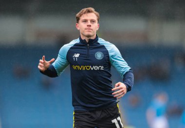 Maç öncesi ısınma oturumunda Harrogate Town 'dan James Daly, 22 Mart 2025' te Birleşik Krallık 'taki SMH Group Stadiumact Stadyumu' nda oynanan Sky Bet 2 maçından önce Chesterfield ve Harrogate Town karşılaşmasını izledi.