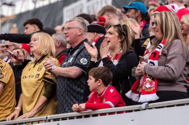 Wrexham taraftarları Jay Rodriguez 'in açılış golünü 22 Mart 2025' te SToK Cae Ras, Wrexham, İngiltere 'de oynanan Wrexham - Stockport County maçında kutladılar.