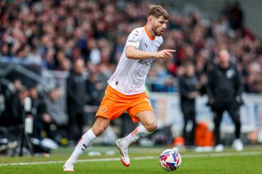 Blackpool takımından Tom Bloxhan, 22 Mart 2025 'te İngiltere' nin Sixfields Stadyumu 'nda oynanan Northampton Town-Blackpool maçında topla koşuyor.