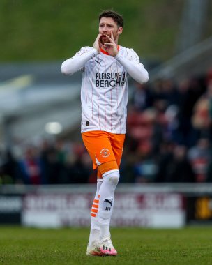 Blackpool 'dan James Husband, 21 Mart 2025' te İngiltere 'nin Sixfields Stadyumu' nda oynanan Northampton Town-Blackpool maçında Blackpool 'un tepkisini gösterdi.