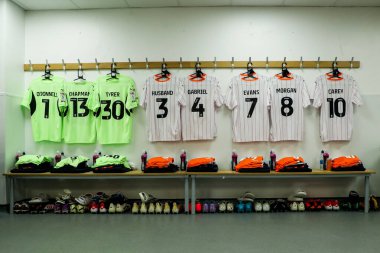 Blackpool FC 'nin gömlekleri 22 Mart 2025' te İngiltere 'nin Sixfields Stadyumu' ndaki Northampton Town-Blackpool maçından önce soyunma odasında sergilenmektedir.