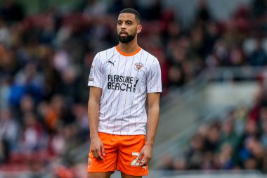 Blackpool 'dan CJ Hamilton, 22 Mart 2025' te İngiltere 'nin Northampton Stadyumu' nda oynanan Northampton Town-Blackpool maçında maçı izliyor.