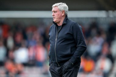 Blackpool 'dan Steve Bruce, 22 Mart 2025' te İngiltere, Northampton 'daki Sixfields Stadyumu' nda oynanan Northampton Town-Blackpool maçında izlemektedir.