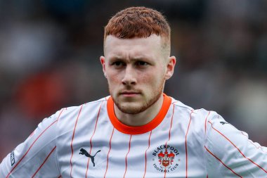Blackpool 'dan Sonny Carey, 22 Mart 2025' te İngiltere, Northampton 'daki Sixfields Stadyumu' nda oynanan Northampton Town-Blackpool maçından önce sıralanıyor.