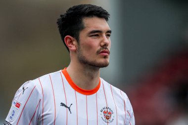 Blackpool 'dan Elkan Baggott, 22 Mart 2025' te İngiltere 'nin Sixfields Stadyumu' nda oynanan Northampton Town-Blackpool maçından önce sıralanıyor.