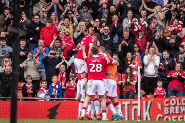 Wrexham oyuncuları Jay Rodriguez 'in açılış golünü 22 Mart 2025' te SToK Cae Ras, Wrexham, İngiltere 'de oynanan Wrexham - Stockport County maçında kutladılar.