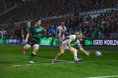 Ollie Hassell-Collins, Gallagher Premiership maçı sırasında Franklin 's Gardens, Northampton' daki Cinch Stadyumu 'nda Northampton Saints-Leicester Tigers maçında Handre Pollard' ı kovaladı.
