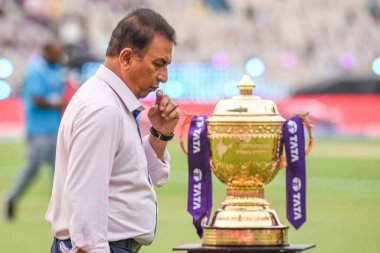 Usta kriket oyuncusu Sunil Gavaskar, 22 Mart 2025 'te Kolkata' daki Eden Garden Kriket Stadyumu 'nun açılış töreninde 2025 IPL ödülüne baktı. 