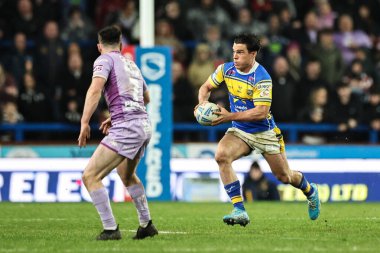 Leeds Rhinos takımından Brodie Croft, 22 Mart 2025 'te Leeds Stadyumu' nda oynanan Betfred Süper Lig 5. Raundunda Leeds Gergedan 'a karşı Wigan Warriors maçında topu bırakıyor.