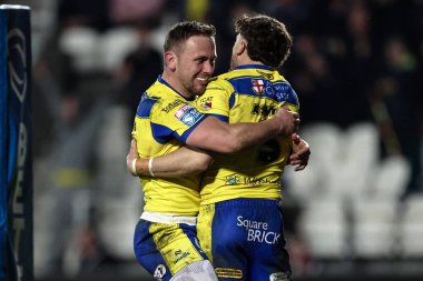 Warrington Wolves 'tan Matty Ashton, Betfred Süper Lig 5. raundunda Ben Currie ile oynadığı oyunu St Helens vs Warrington Wolves maçında kutluyor.
