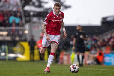 Wrexham 'dan James McClean topu 22 Mart 2025' te SToK Cae Ras, Wrexham, İngiltere 'de oynanan Wrexham - Stockport County maçında taşıyor.