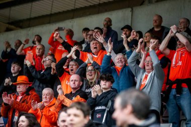 Blackpool taraftarları 22 Mart 2025 'te İngiltere, Northampton' daki Sixfields Stadyumu 'nda oynanan Northampton Town-Blackpool maçı sonrasında takımların zaferini kutluyorlar.