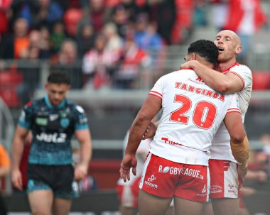 Hull KR 'dan Kelepi Tanginoa, Hull KR' dan Dean Hadley ile 22 Mart 2025 'te İngiltere' nin Hull kentinde oynanan Sewell Group Craven Park 'ta oynanan Betfred Süper Lig 5. Raundunda Hull KR ile yaptığı maçı kutluyor.