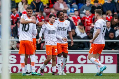 Blackpool takımından Ashley Fletcher, 22 Mart 2025 tarihinde İngiltere 'nin Northampton şehrindeki Sixfields Stadyumu' nda oynanan ve Northampton Town 'un Blackpool' a karşı oynadığı maçta takım arkadaşlarıyla 0-1 kazanmasını kutluyor.