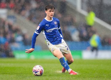 Chesterfield takımından Jensen Metcalf, 22 Mart 2025 tarihinde İngiltere 'nin Chesterfield kentinde oynanan SMH Group Stadiumact Stadyumu' nda oynanan 2.