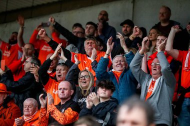 Blackpool taraftarları 22 Mart 2025 'te İngiltere, Northampton' daki Sixfields Stadyumu 'nda oynanan Northampton Town-Blackpool maçı sonrasında takımların zaferini kutluyorlar.