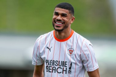 Blackpool takımından Ashley Fletcher 22 Mart 2025 'te Northampton Town, Northampton Stadyumu' nda Blackpool 'a karşı oynanan Sky Bet 1 karşılaşmasından önce sıralanıyor.