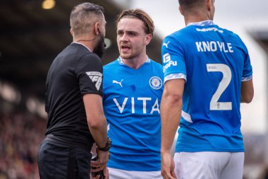 Stockport İlçesi 'nden Lewis Bate, 22 Mart 2025' te İngiltere 'nin Wrexham-Stockport County maçında Hakem Yardımcısı ile görüştü.