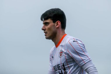 Blackpool 'dan Rob Apter, 22 Mart 2025' te İngiltere, Northampton 'daki Sixfields Stadyumu' nda oynanan Northampton Town-Blackpool maçında maçı izliyor.