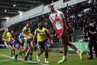 St. Helens 'li Dayon Sambou, 21 Mart 2025' te St Helens vs Warrington Wolves 'a karşı oynanan Betfred Süper Lig maçında 12-14' lük galibiyetini kutluyor.