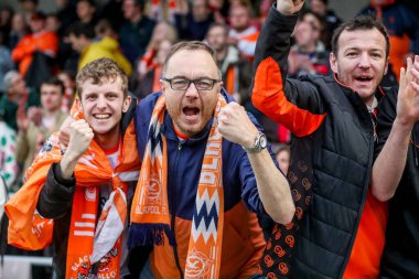 Blackpool taraftarları 22 Mart 2025 'te İngiltere, Northampton' daki Sixfields Stadyumu 'nda oynanan Northampton Town-Blackpool maçı sonrasında takımların zaferini kutluyorlar.