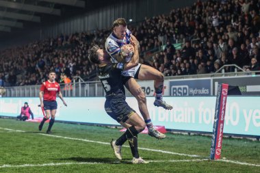 Tom Johnstone, yüksek topun denemesi için ayağa kalkar. Ancak 21 Mart 2025 'te Birleşik Krallık' ın Wakefield Stadyumu 'nda oynanan Betfred Süper Lig 5. Raundu' nda oynanan Wakefield Trinity vs Hull FC maçında video incelemesi reddedilmiştir.
