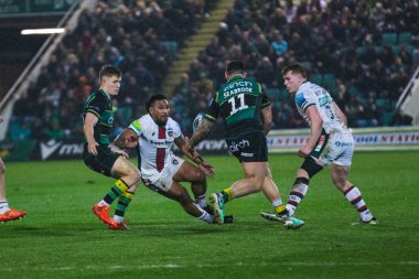 Tom Seabrook, Gallagher Premiership maçında Solomone Kata 'nın baskısı altında Northampton Saints - Leicester Tigers maçında Franklin' s Gardens, Northampton 'daki Cinch Stadyumu' nda kaybediyor.