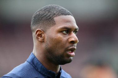 Blackpool 'dan Odeluga Offiah, 22 Mart 2025' te İngiltere 'nin Sixfields Stadyumu' ndaki Northampton Town-Blackpool maçından önce ısınıyor.