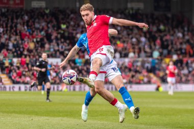 Wrexham 'dan Sam Smith, 22 Mart 2025' te SToK Cae Ras, Wrexham, İngiltere 'de oynanan Wrexham - Stockport County maçında topu kontrol ediyor.