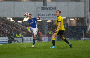 Chesterfield takımından Liam Mandeville, 22 Mart 2025 tarihinde İngiltere 'nin Chesterfield şehrinde oynanan SMH Group Stadyumu' nda oynanan Harrogate Town maçında pas attı.