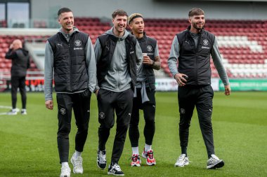 Blackpool oyuncuları, 22 Mart 2025 tarihinde İngiltere 'nin Sixfields Stadyumu' nda oynanan Northampton Town - Blackpool maçı öncesinde Sixfields Stadyumu 'na geldiler.