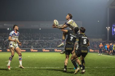 Wakefield Trinity 'den Tom Johnstone, Wakefield Stadyumu, Wakefield, Birleşik Krallık, 21 Mart 2025' te oynanan 5. Betfred Süper Lig karşılaşmasında yüksek topa atlıyor.