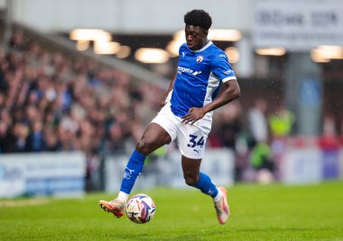 Chesterfield takımından Michael Olakigbe, SMH Group Stadiumact Stadyumu 'ndaki Chesterfield-Harrogate Town maçında 22 Mart 2025