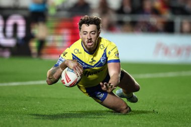 Warrington Wolves takımından Matty Ashton, Betfred Süper Lig 5. Raundda St. Helens - Warrington Wolves maçında 50 yarda koşuyor.