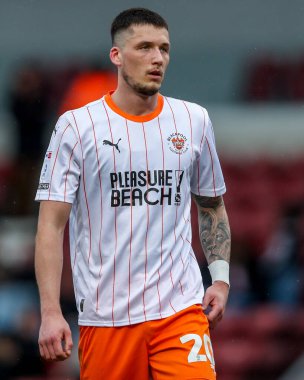 Blackpool 'dan Oliver Casey, 22 Mart 2025' te İngiltere, Northampton 'daki Sixfields Stadyumu' nda oynanan Northampton Town-Blackpool maçında izlemektedir.