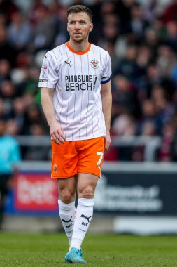 Blackpool 'dan Lee Evans, 22 Mart 2025' te İngiltere, Northampton 'daki Sixfields Stadyumu' nda oynanan Northampton Town-Blackpool maçında maçı izliyor.