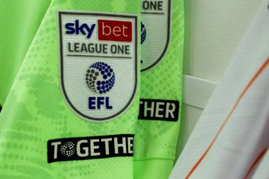 Blackpool setleri, 22 Mart 2025 'te İngiltere' nin Sixfields Stadyumu 'nda Northampton Town ve Blackpool maçından önce soyunma odasında sergilenmektedir.