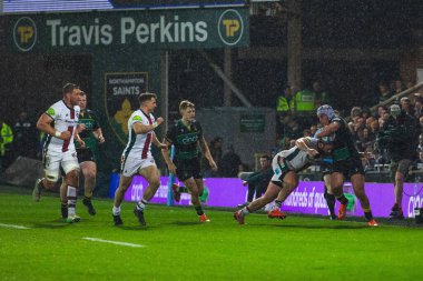 Freddie Steward, Rory Hutchinson 'ı Gallagher Premiership maçında yendi. Northampton Saints - Leicester Tigers maçında Franklin' s Gardens, Northampton, İngiltere 'deki Cinch Stadyumu' nda.