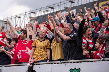 Wrexham taraftarları Jay Rodriguez 'in açılış golünü 22 Mart 2025' te SToK Cae Ras, Wrexham, İngiltere 'de oynanan Wrexham - Stockport County maçında kutladılar.