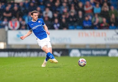 Chesterfield takımından Liam Mandeville, 22 Mart 2025 tarihinde İngiltere 'nin Chesterfield şehrinde oynanan SMH Group Stadyumu' nda oynanan Harrogate Town maçında pas attı.