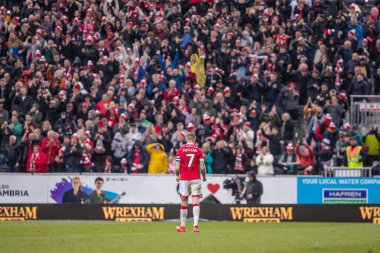 Wrexham 'dan James McClean, Wrexhams' ın 22 Mart 2025 tarihinde SToK Cae Ras, Wrexham, Birleşik Krallık 'ta oynanan Sky Bet 1 maçında kazandığı 1-0' lık galibiyeti kutluyor.